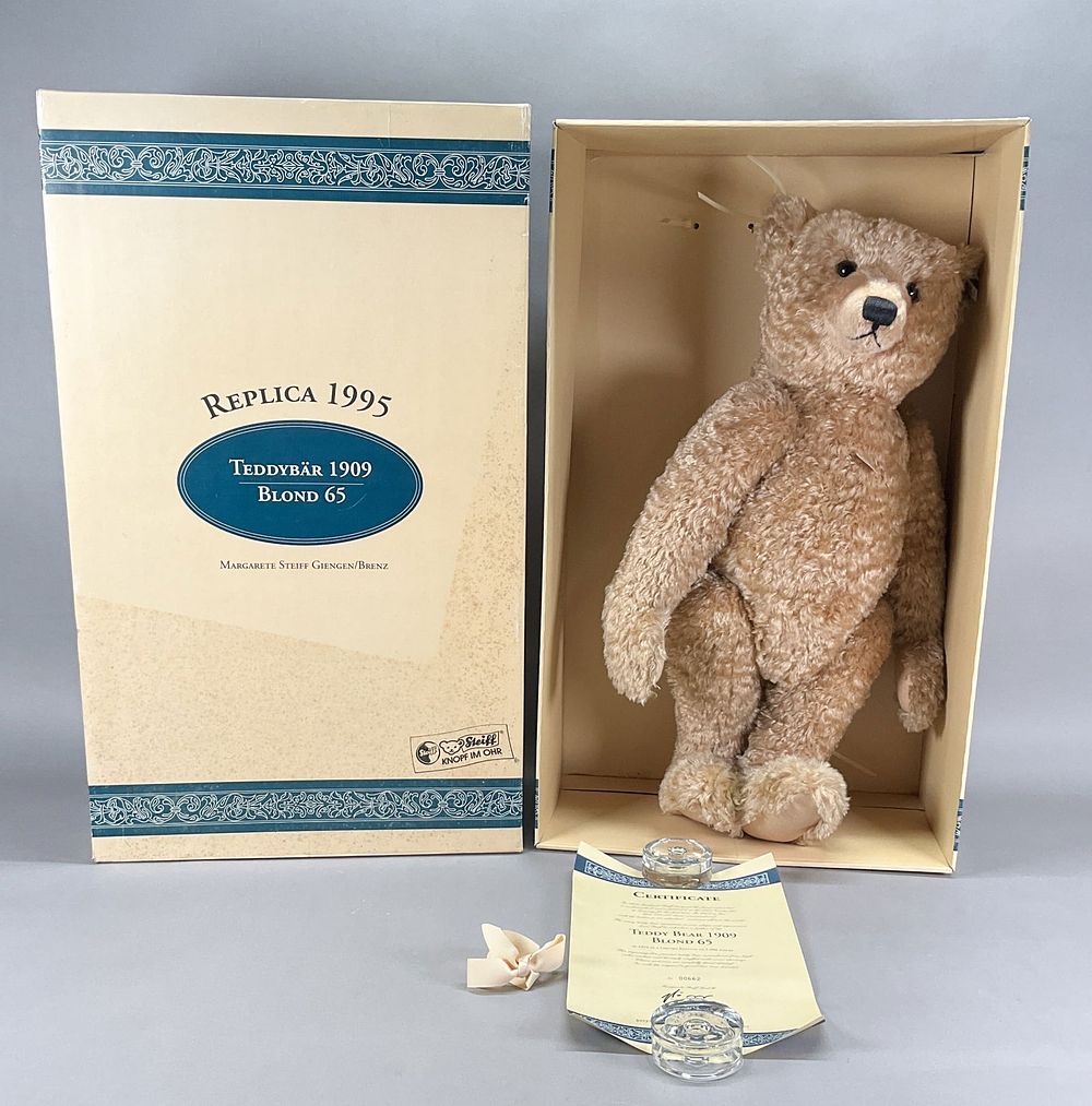 Lot 165: Steiff Teddybar 1909 1995 Replica Blond 65 w/Box