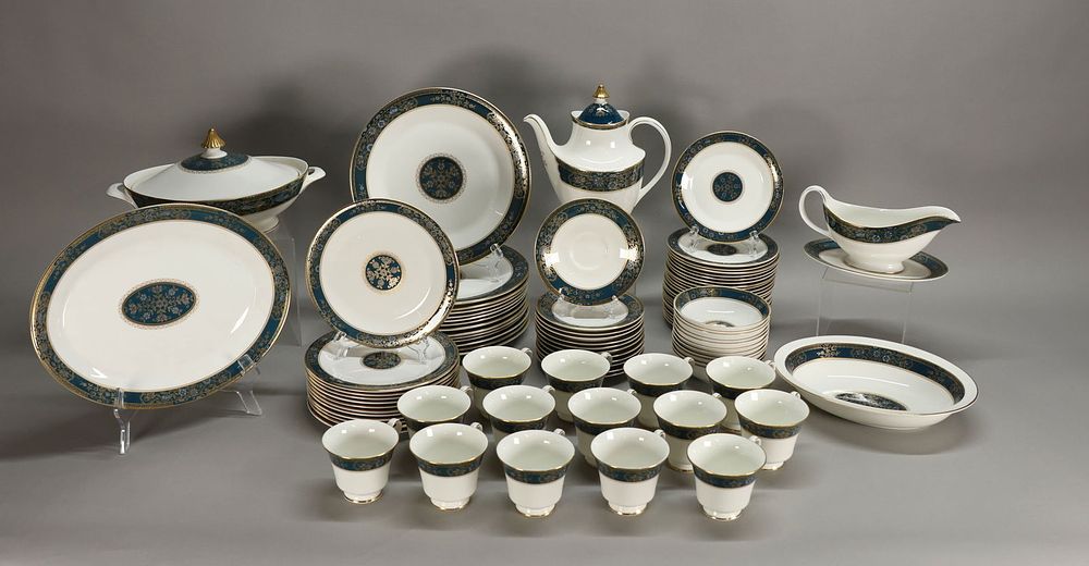 Lot 170: 93 Piece Royal Doulton Carlyle Dinner Set