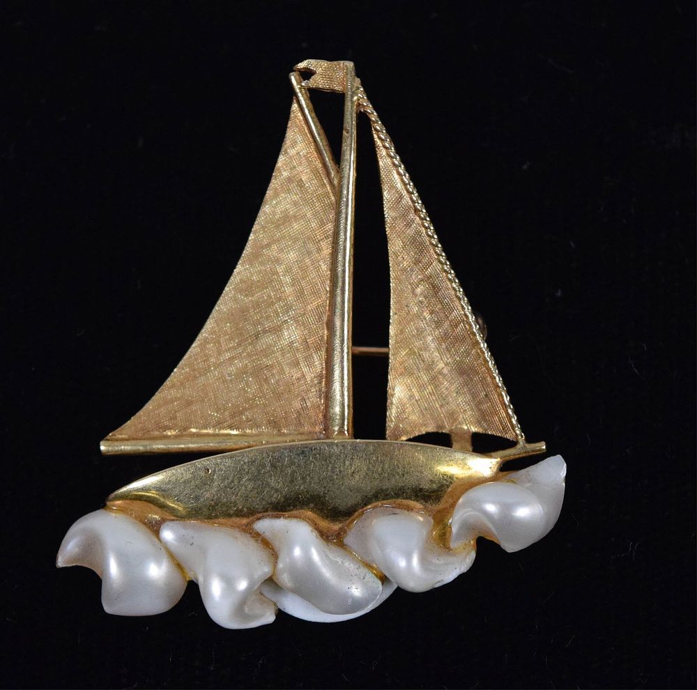 Lot 317: 18k Gold Sailboat Brooch