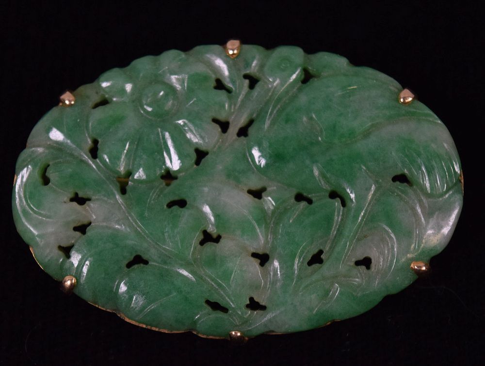 Lot 318: 14k Gold Carved Jade Brooch