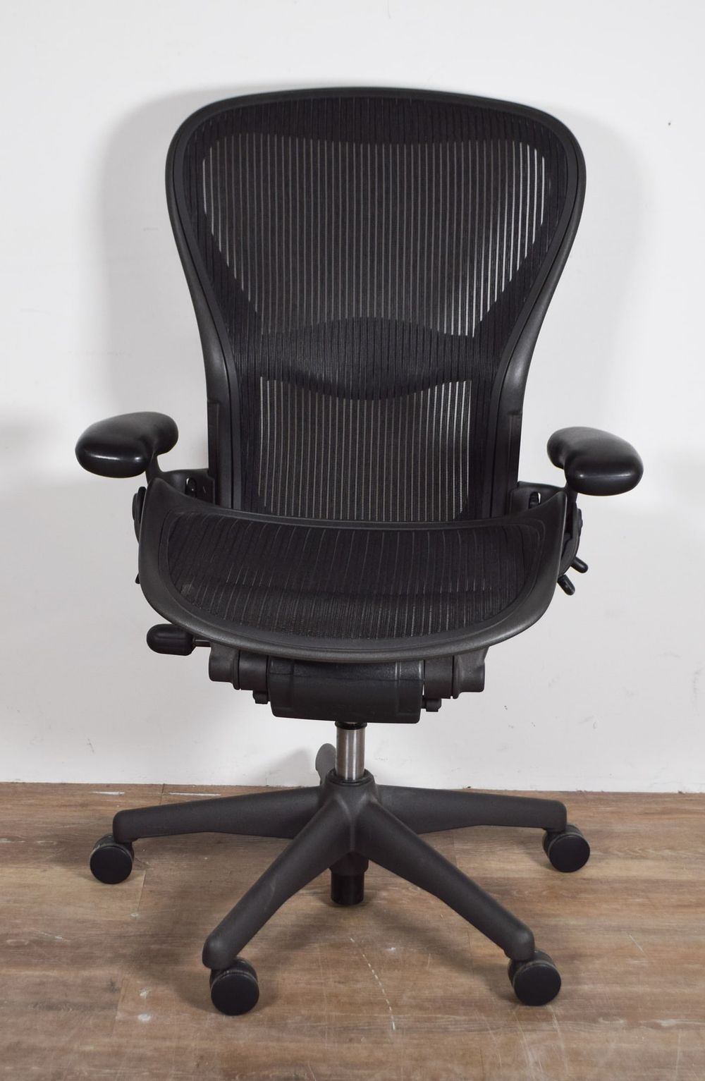 Lot 233: Herman Miller Aeron Office Chair Size C