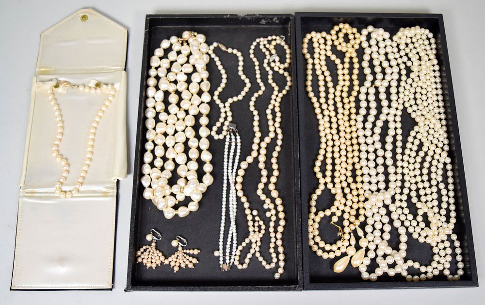 Lot 305: Lot of Pearl & Faux Peal Jewelry