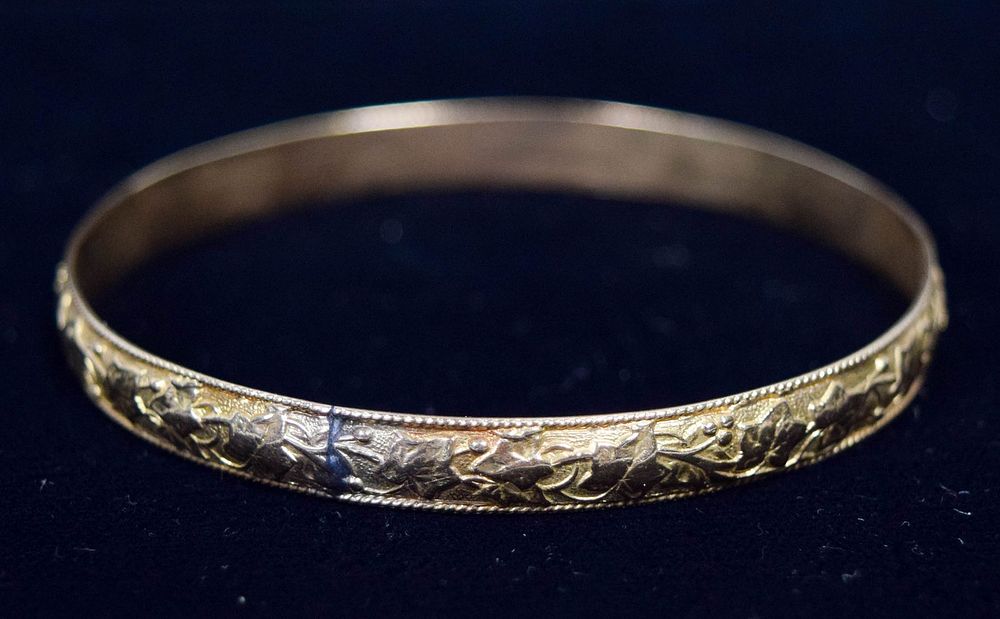 Lot 252: 18k Gold Bangle Bracelet