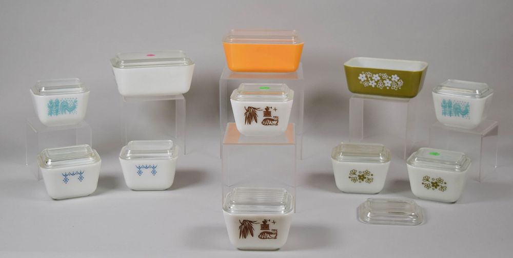 Lot 276: 11 Vintage Pyrex Refrigerator Jars