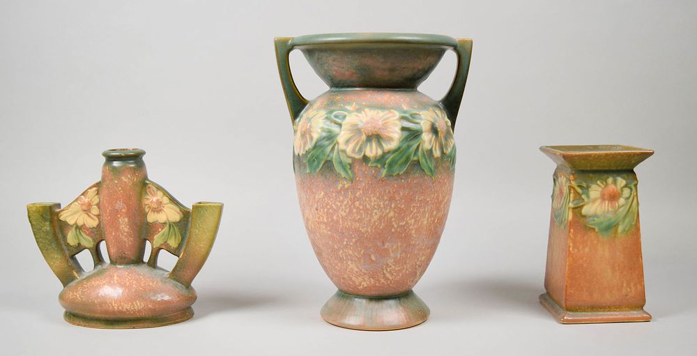 Lot 365: 3 Pieces Roseville Pottery Dahlrose Pattern