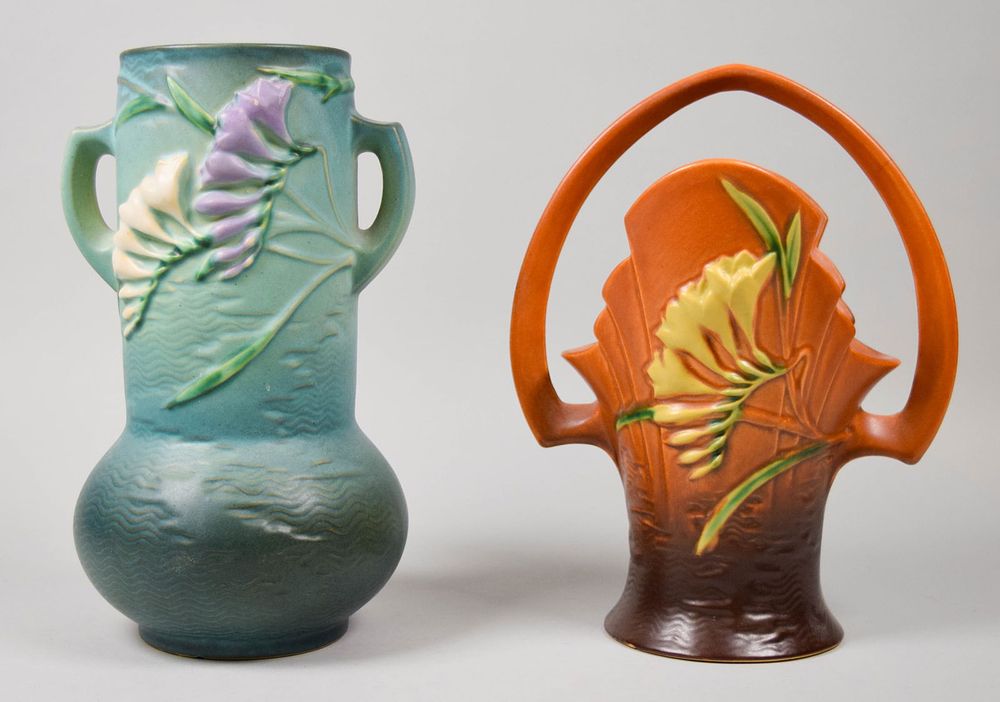 Lot 367: 2 Pieces Roseville Pottery Freesia Pattern