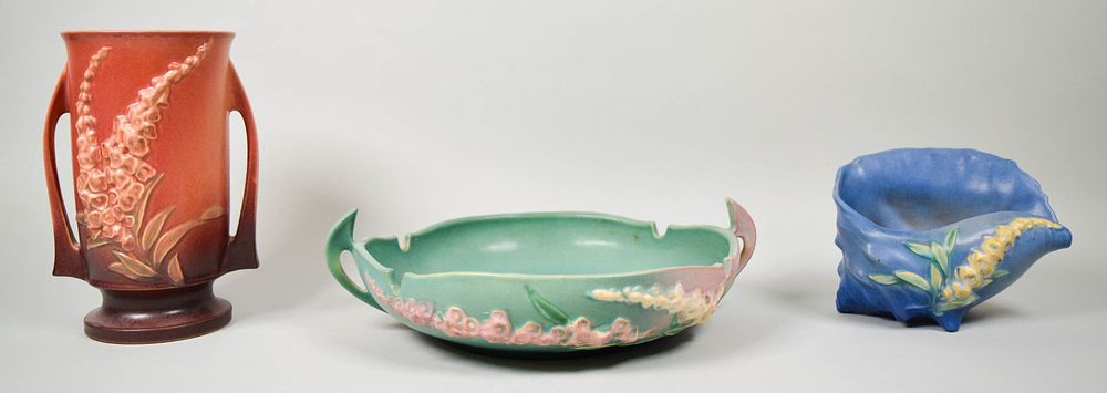 Lot 371: 3 Pieces Roseville Pottery Foxglove Pattern