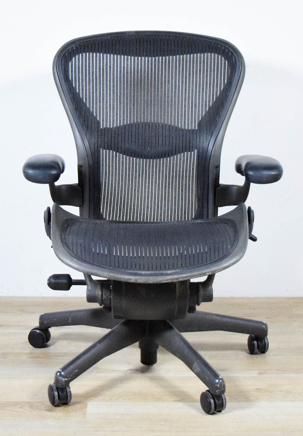 Lot 208: Herman Miller Aeron Office Chair Size B