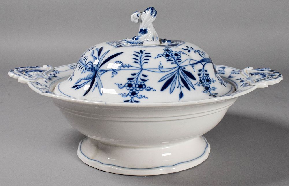 Lot 224: Meissen Blue Onion Covered Vegetable