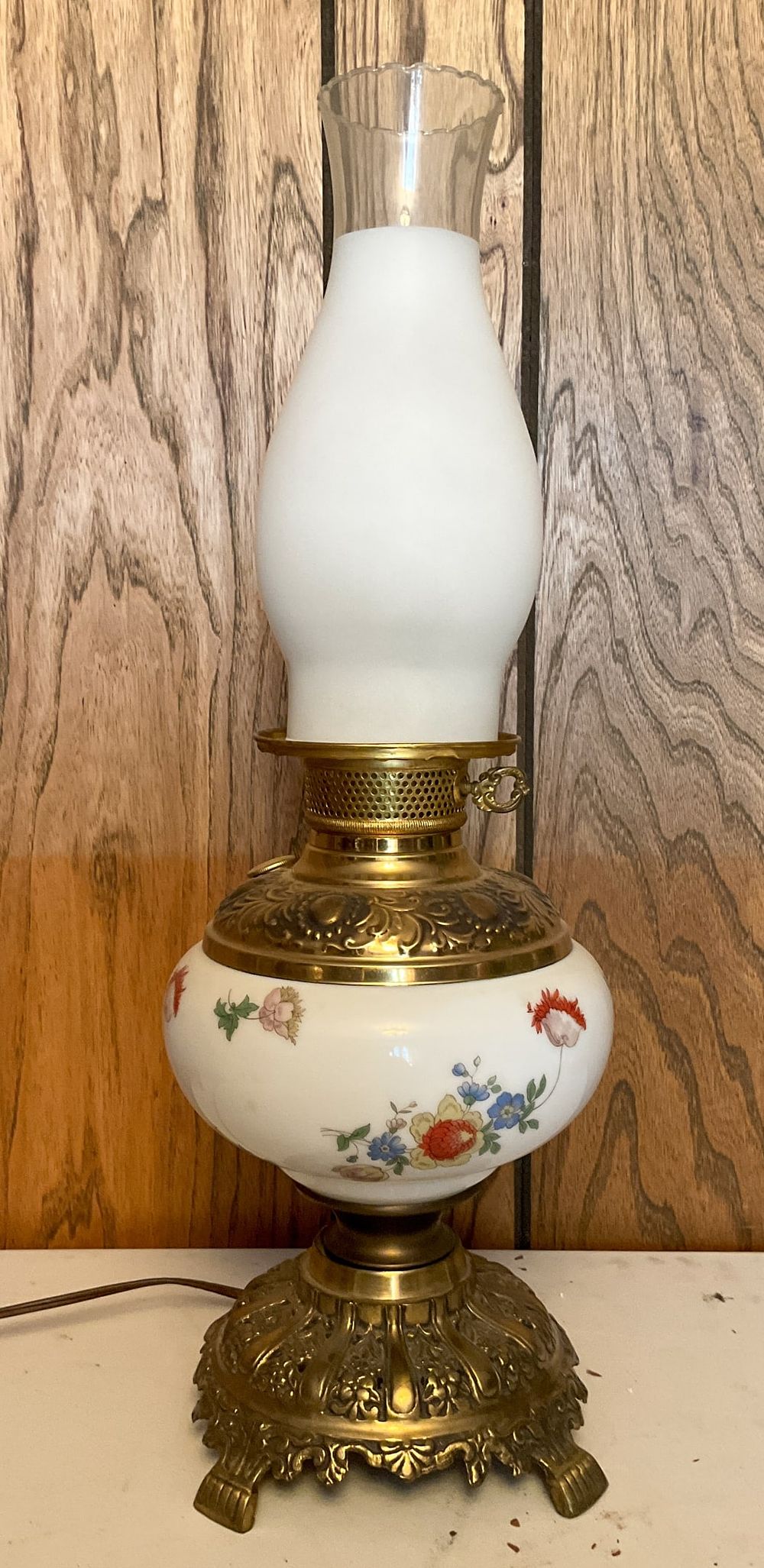 Lot 244: Antique-Style Electric Table Lamp Glass Shade