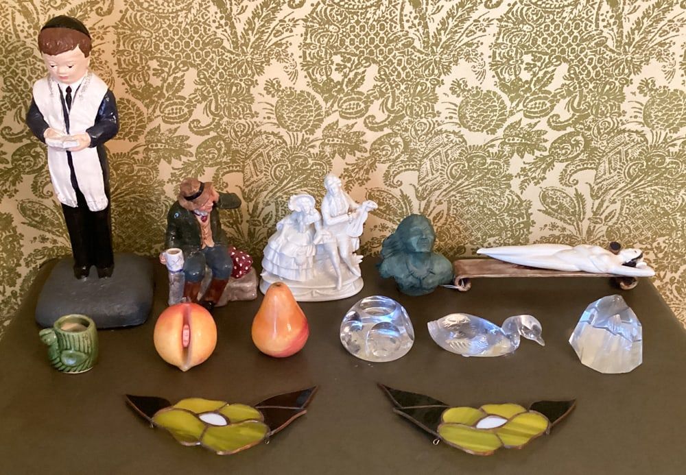 Lot 274: 13 Figurines Statues Paperweights Stained Glass