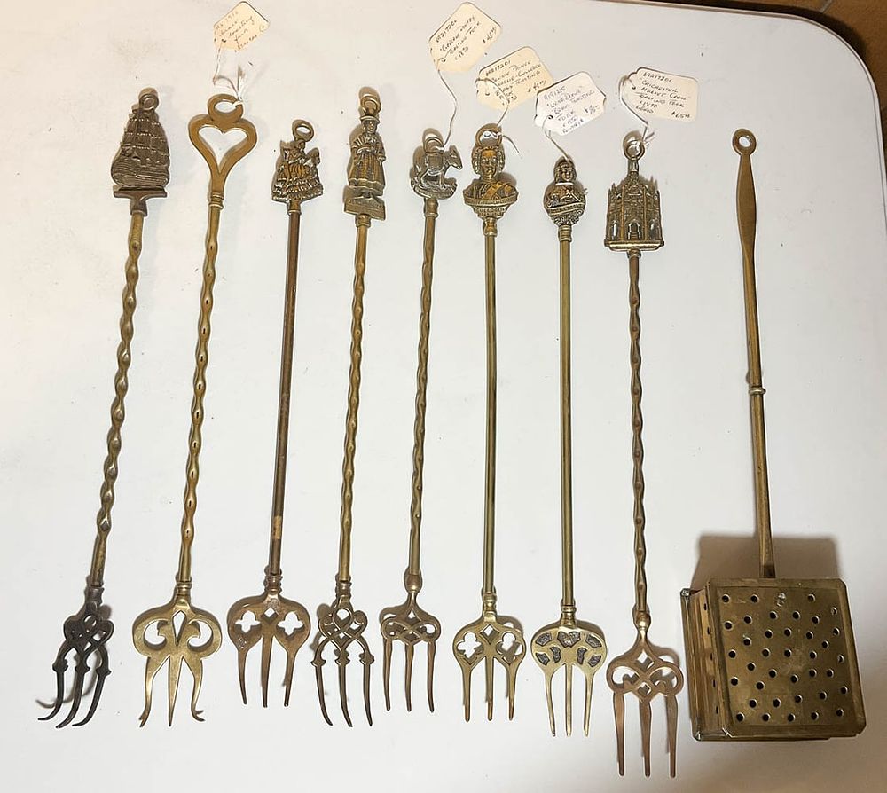 Lot 295: 8 Brass Toasting Forks 1 Brass Bed Warmer