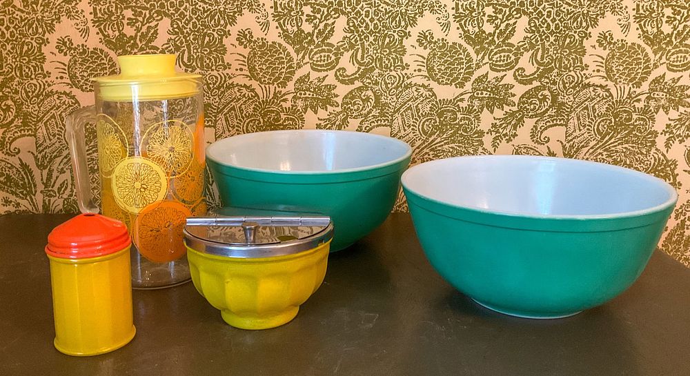 Lot 337: 2 Pyrex 403 Bowls, Pyrex Lemonade Pitcher, Sugar