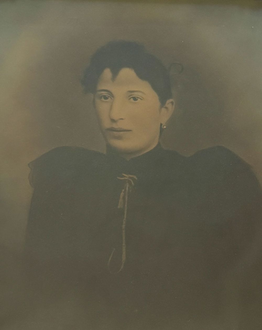 Lot 394: Portrait Of A Woman In Vintage Frame