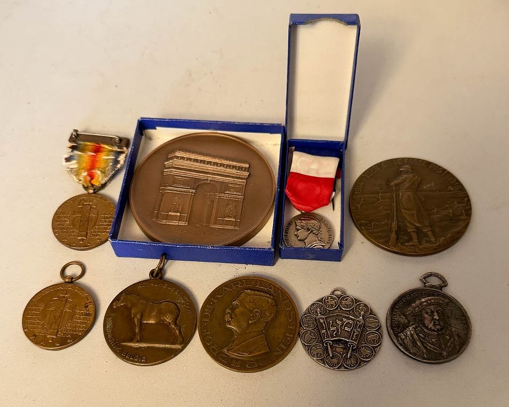 Lot 412: Bronze Medals WW I Victory Medals