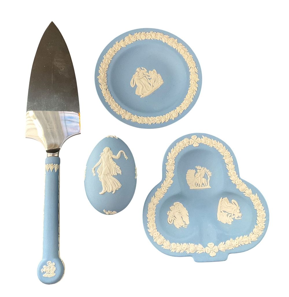 Wedgwood Serving Knife, Egg, Trinket Dishes. Four pieces of Wedgwood including two jasperware 