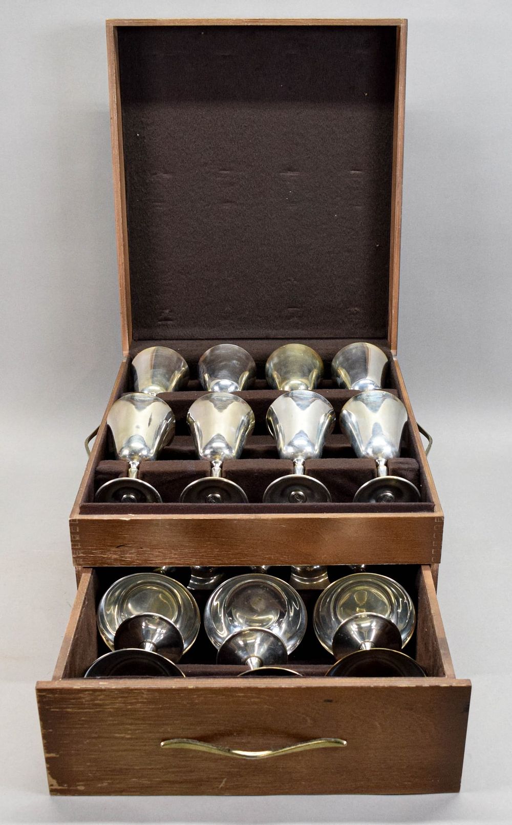 Lot 212: 16 Pieces De Uberti Italian Silverplate Stemware