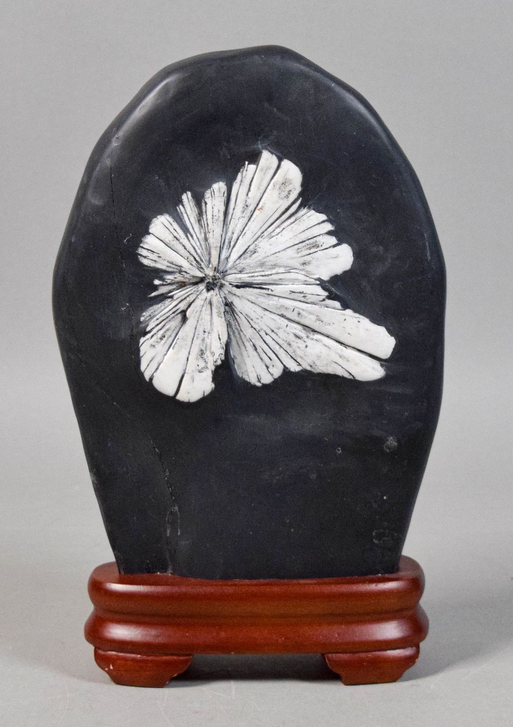 Lot 295: Chrysanthemum Stone