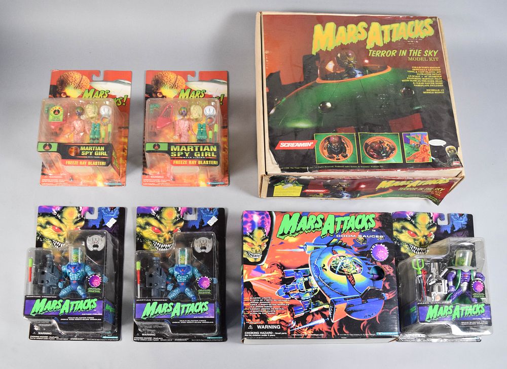 Lot 40: 7 Mars Attacks Action Figure & Model Kit Collection