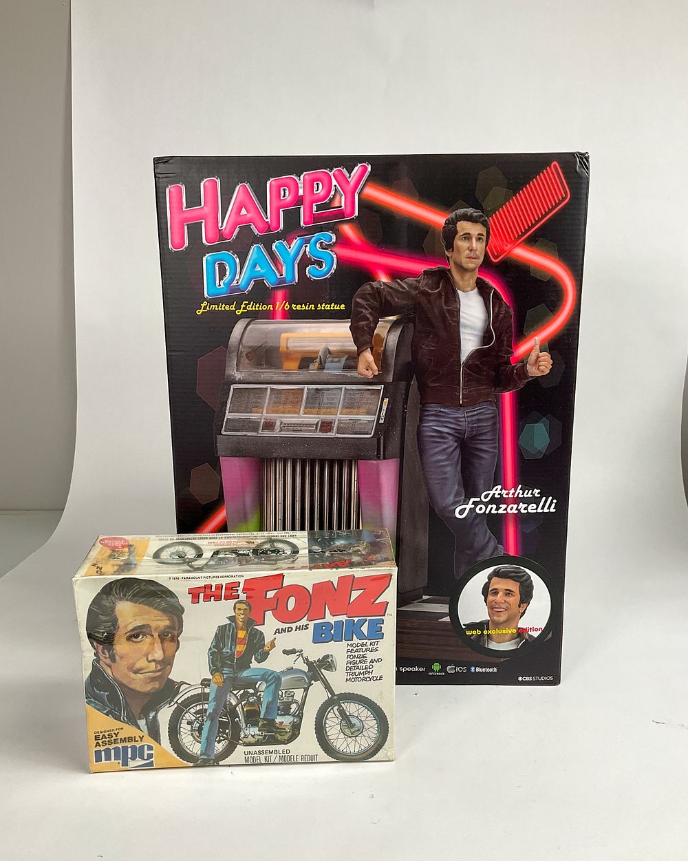 Lot 26: Happy Days Arthur Fonzarelli 'The Fonz' 1:6 Statue
