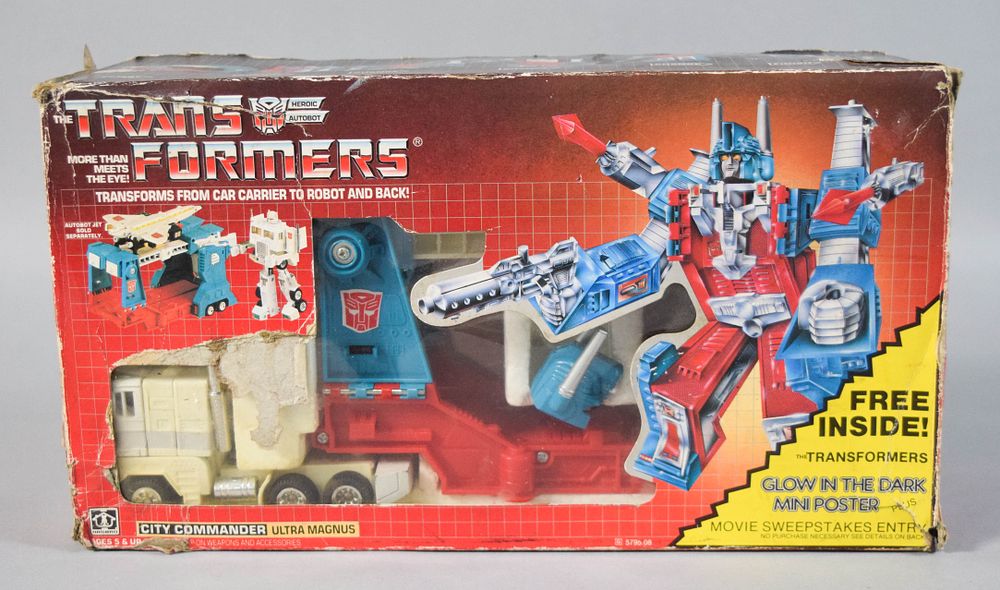 Lot 306: 1985 Hasbro Transformers City Commander Ultra Magnus Action Figure in Original Box