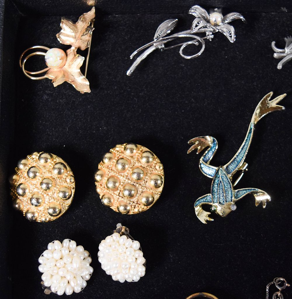 Lot 341: 20+ Pieces of Vintage Jewelry