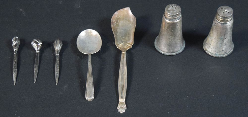 Lot 257: 7 Sterling Silver Table Articles