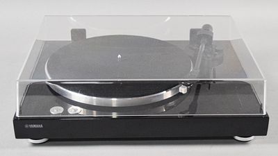 Yamaha TT-S303 Belt-Drive Turntable with Manual and Power Adapter. Yamaha TT-S303 belt-drive 