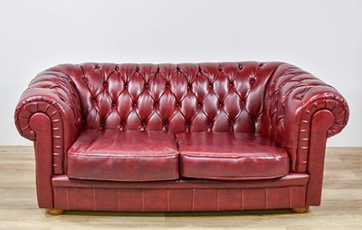 Traditional Red Oxford Leather Chesterfield Loveseat. This traditional Chesterfield loveseat is 