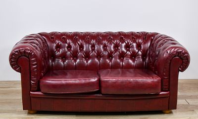 Traditional Red Oxford Leather Chesterfield Loveseat. This traditional Chesterfield loveseat is 