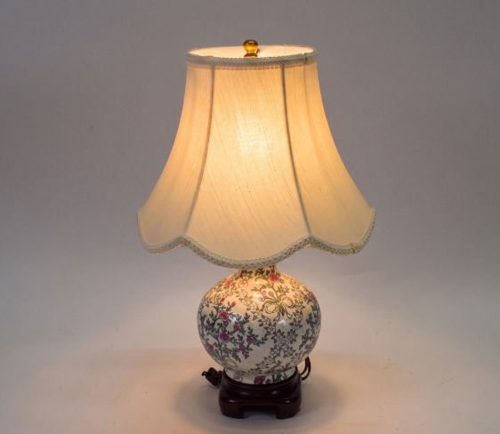 Lot 299: Ceramic Floral Ginger Jar Table Lamp