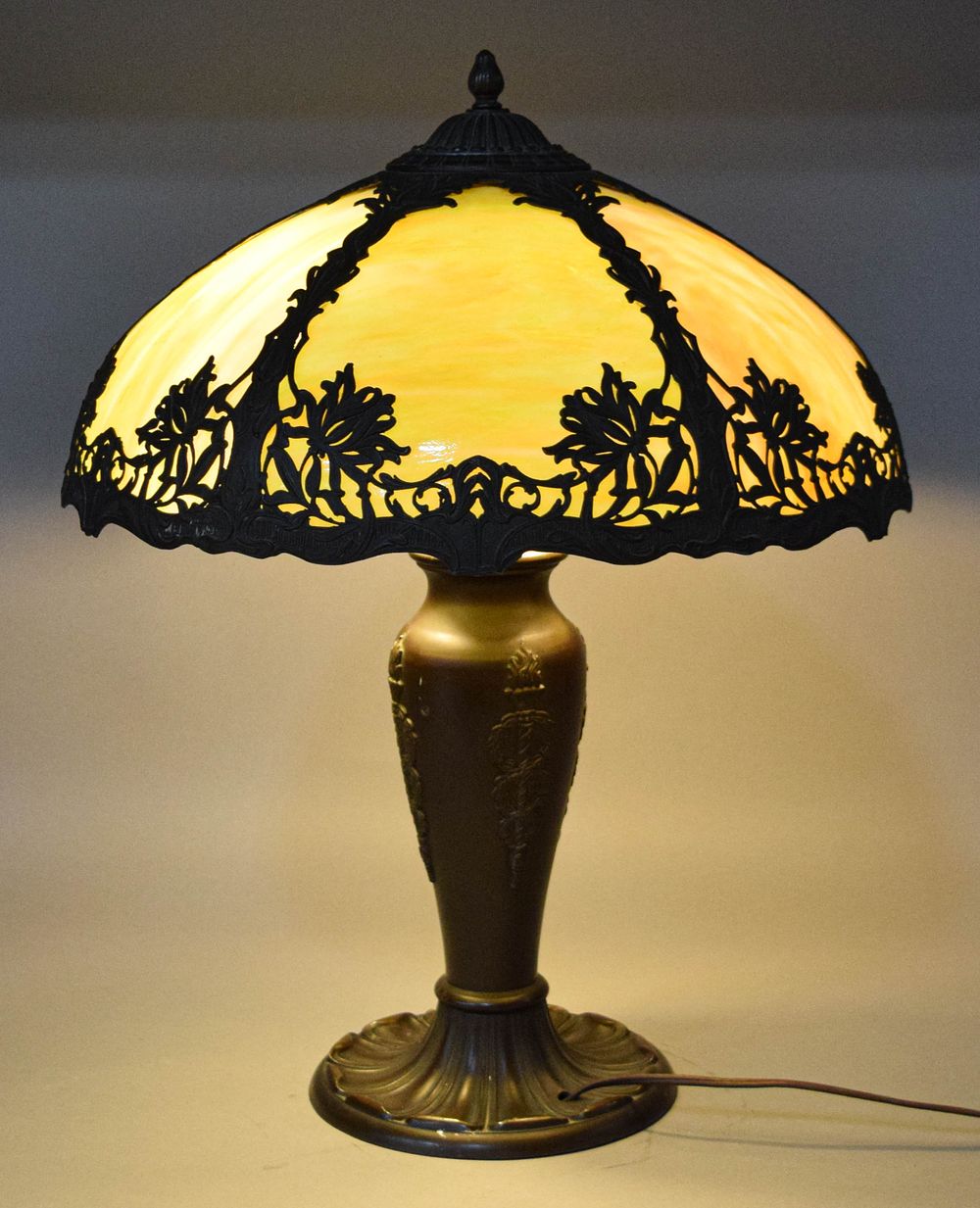 Lot 274: Charles Parker Style Slag Glass Table Lamp