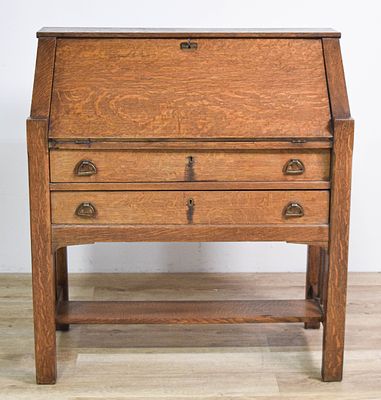Arts and Crafts Quartersawn Oak Mission Style Drop Front Desk. An Arts and Crafts period 
