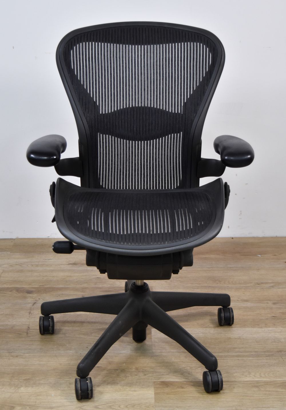 Lot 439: Herman Miller Aeron Ergonomic Task Chair