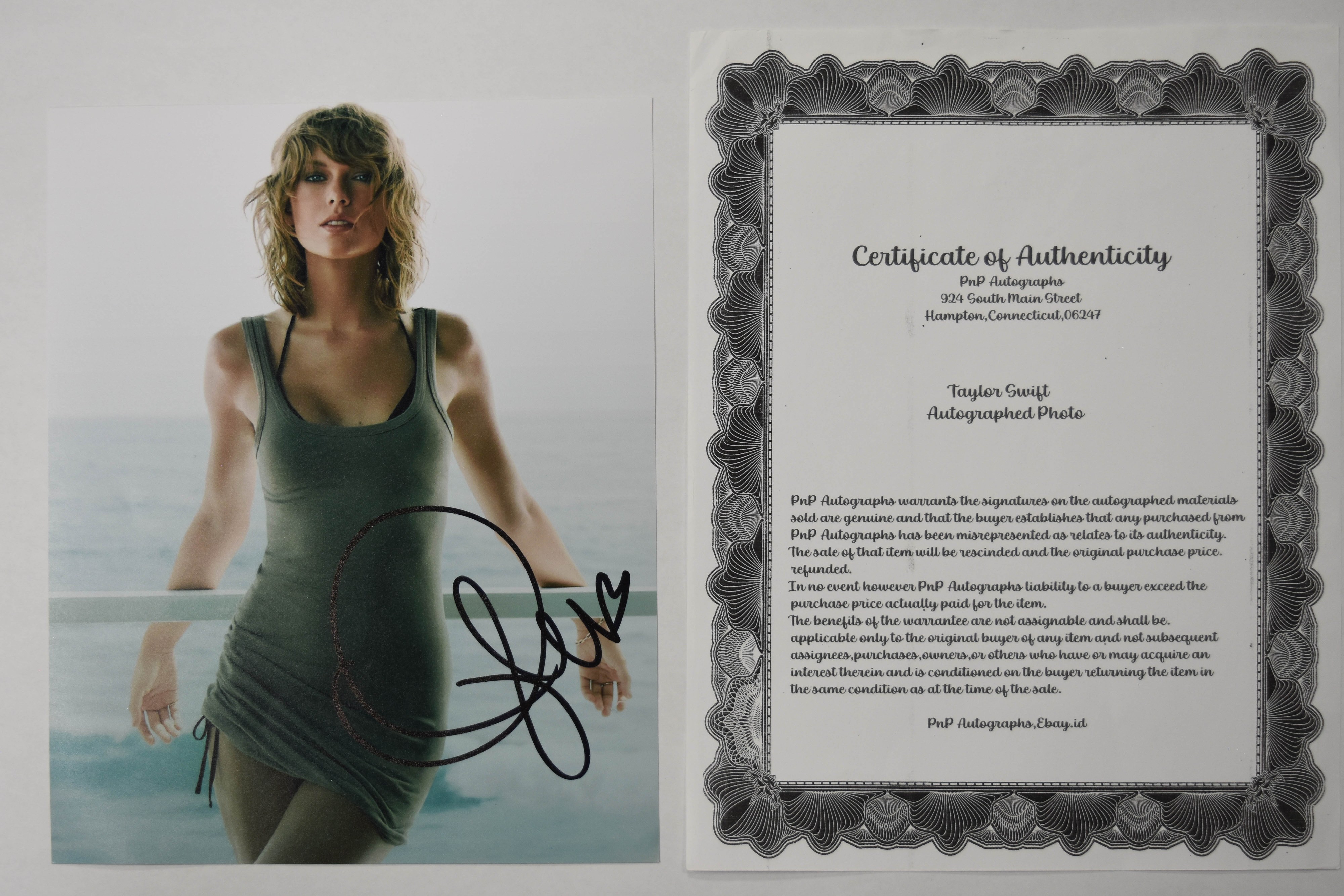 4 Taylor Swift Signed Color Photographs Taylor Swift