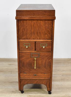 Arts and Crafts Quarter Sawn Oak Office File Cabinet. Single-piece Arts and Crafts style office 