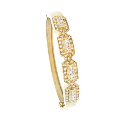 18kt yellow Gold Bangle Bracelet with 1.75 Cts in Diamonds. Oval Bangle Bracelet crafted from 