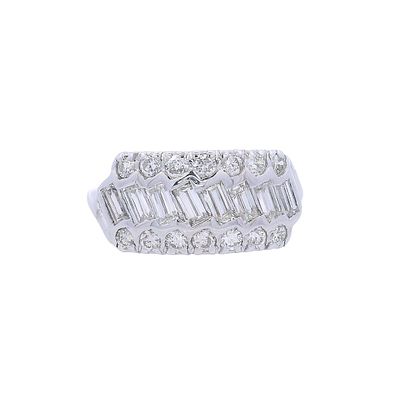 14kt white Gold Ring with 1.20 Cts in Diamonds. 14kt white Gold Ring set with 8 baguette cut 