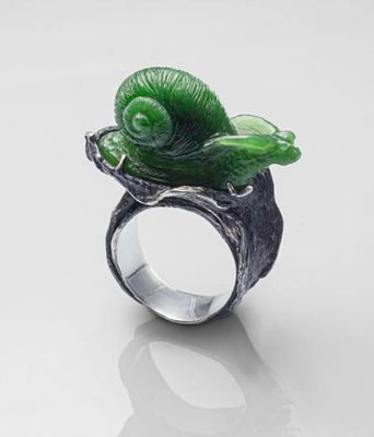 Ольга Попцова, Софья Забродина - Кольцо &laquo;Улитка&raquo;. Серебро, нефрит 
Размер кольца: 18,5 
Размер 