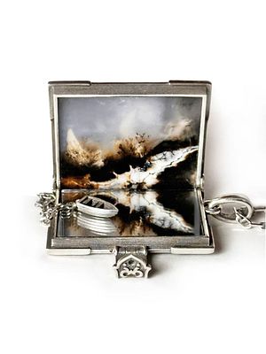 &laquo;Штуки в руки&raquo; - Подвеска &laquo;Книга воспоминаний&raquo;
. Серебро, пейзажный моховой агат, зеркало, цепь 