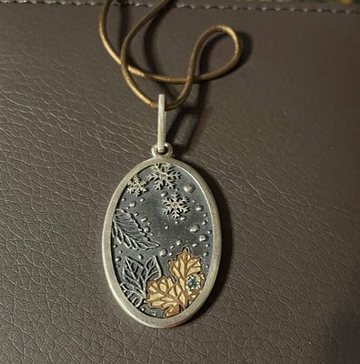 Марк Балдин - Подвеска &laquo;Поздняя осень&raquo;
. Серебро, позолота, ручная резьба, кожаный золотистый 