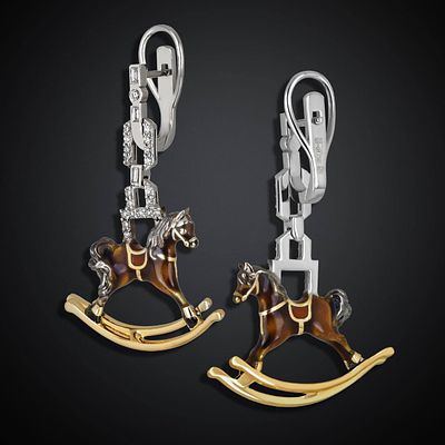 Ювелирная студия Wonder Jeweler - Серьги &laquo;Лошадки&raquo;
. Золото, бриллианты общим весом 0,28 карата 