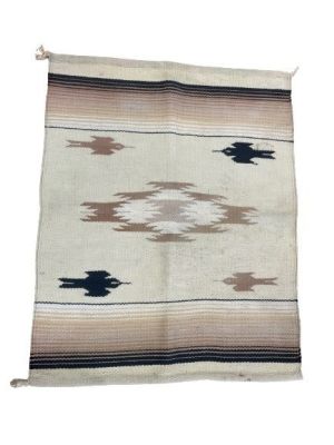 A NAVAJO WEAVING HAND WOVEN BLANKET RUG. A NAVAJO WEAVING HAND WOVEN FLAT TRIBAL BLANKET RUG. 