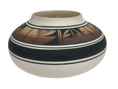 A Silas Navajo Native American Pottery vase. Etched Silas Navajo on the bottom of the pottery. 