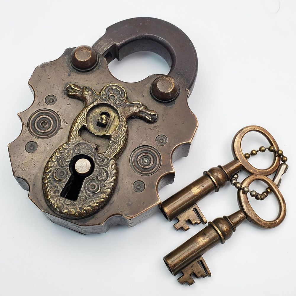Antique Metal Padlock w/ an Eagle Design. Comes w/ 2 Original Keys. Condition: Generally Good 