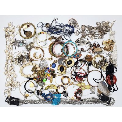 Bag Lot of Costume Jewelry. Condition: Generally Good, As Found. Dimensions: Various Sizes. 