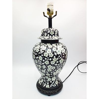 Chinese Porcelain Ginger Jar Lamp on a Metal Base. Condition: Generally Good. Please Note- We 