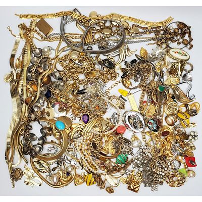 Lot of Very Fine Vintage Untested Costume Jewelry. Bag Lot of Very Fine Vintage Untested Costume 