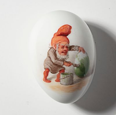 Пасхальное фарфоровое яйцо &laquo;Гномик красит яйцо&raquo;. Дания, Королевский Копенгаген &laquo;три волны&raquo; 