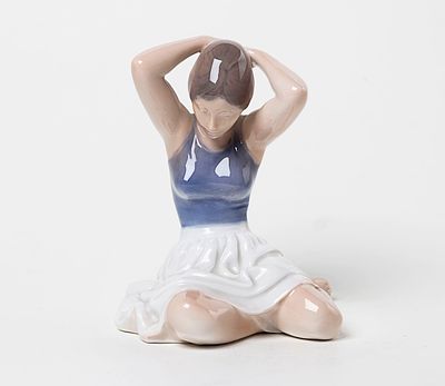 &laquo;Девушка поправляет волосы&raquo;. Дания, Копенгаген, три волны, фарфор, роспись подглазурная, 1980-е 